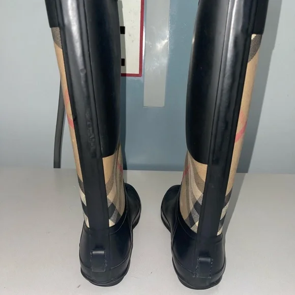 Lightly worn Burberry rain boots! - Picture 3 of 9